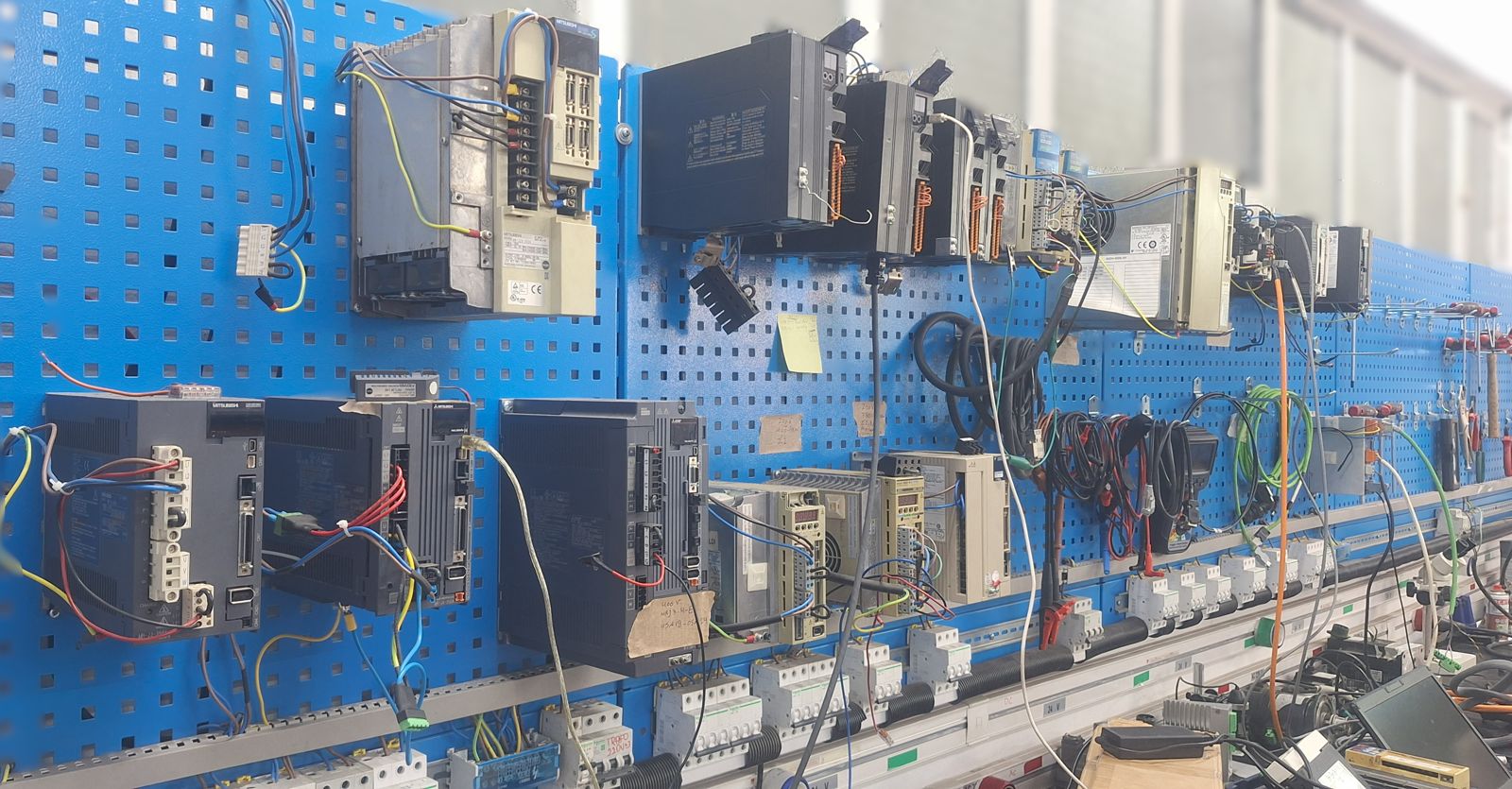 Laboratuvar test tezgâhında kontrolör ve modüller