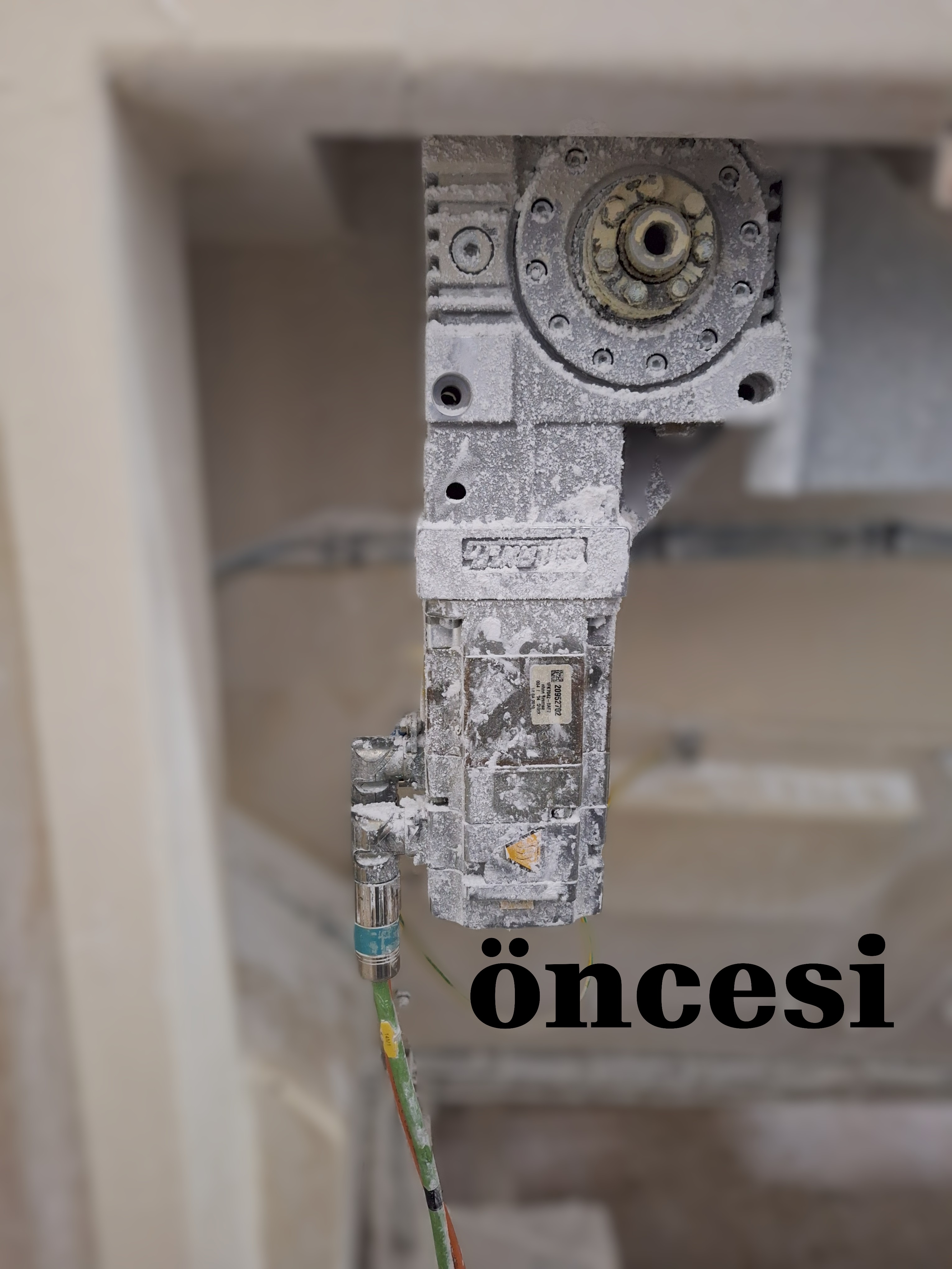 Flange and shaft inspection of an incoming motor at intake.