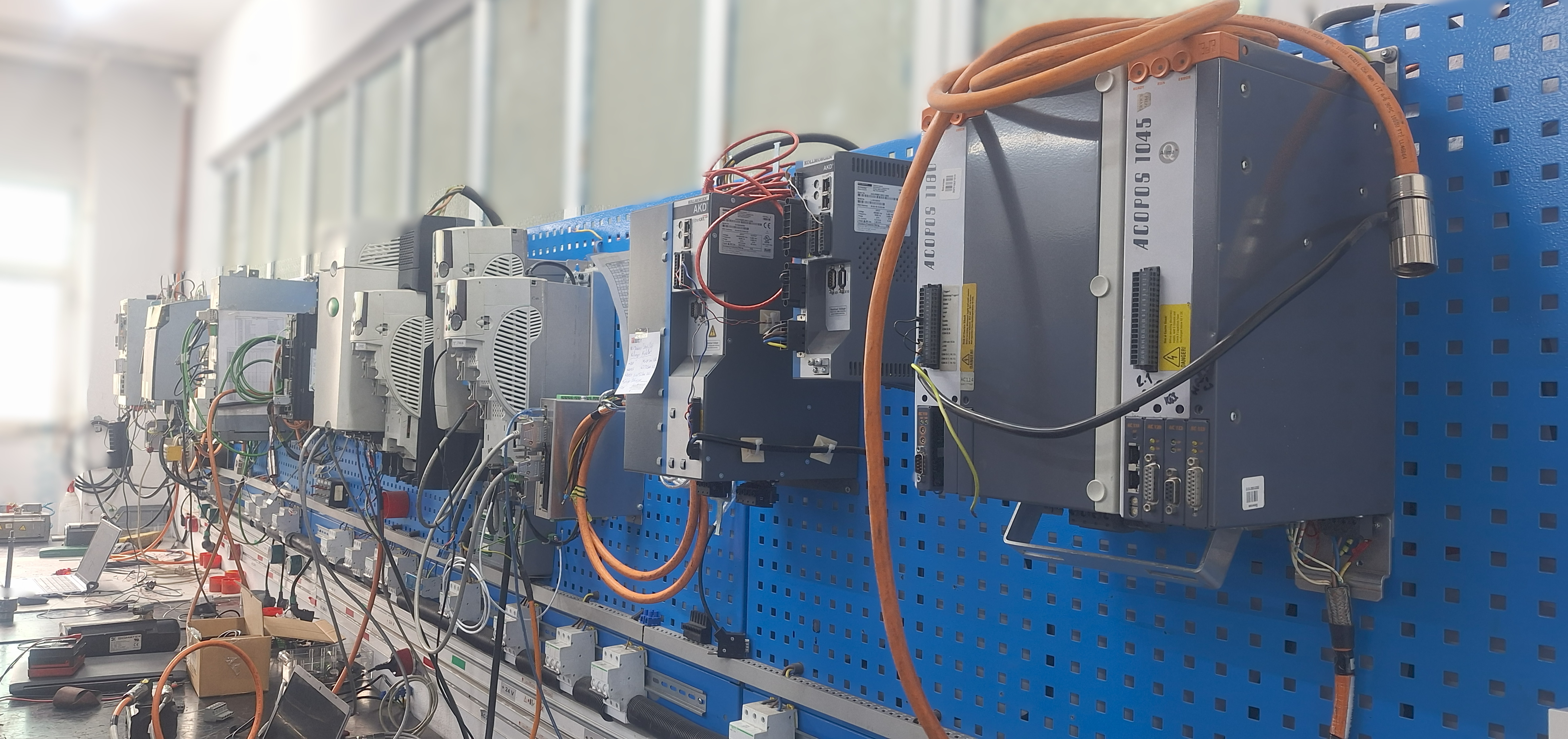Test setup for a drive and control unit.